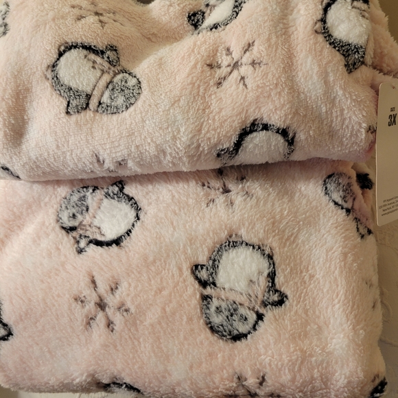 NWT. Pink fuzzy pajamas with penguin. - Picture 2 of 4
